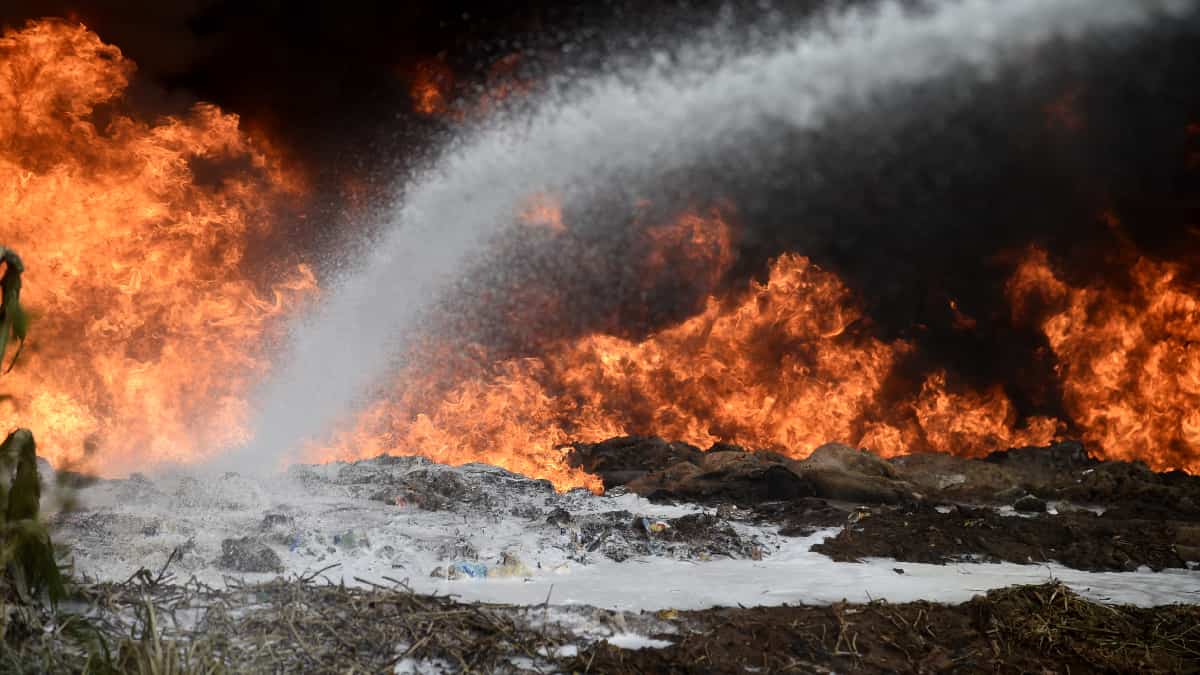 Hallaron 3 sobrevivientes tras incendio de buque petrolero en Nigeria