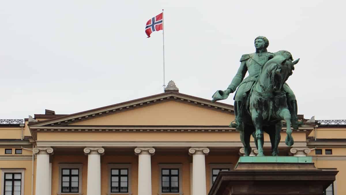 Noruega levanta las restricciones sanitarias luego de 561 días.