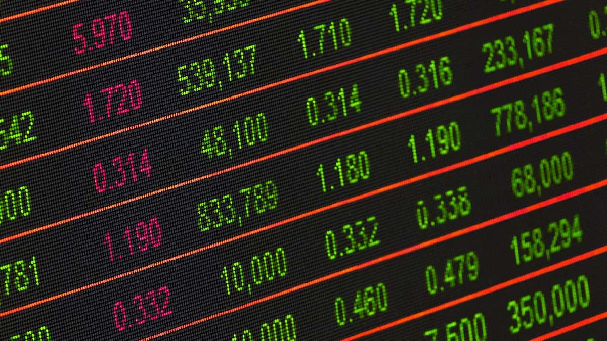 Bolsas europeas abren con retrocesos superiores al 3% debido a nueva variante de covid-19