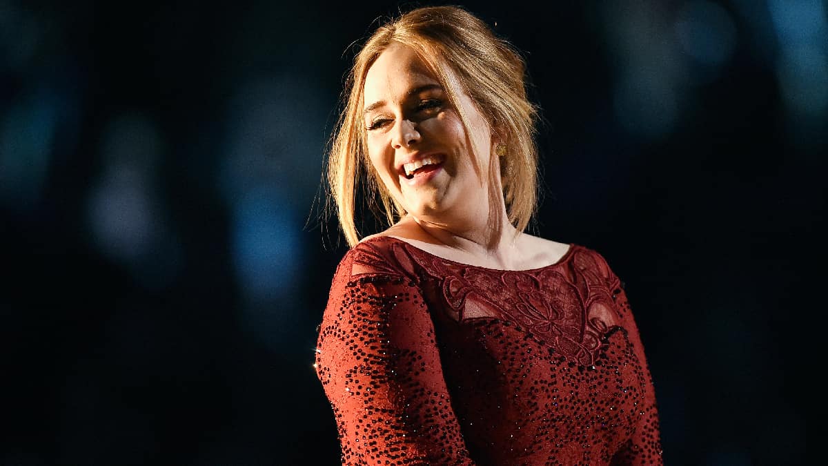 Adele encabeza doblemente los rankings de la música del Reino Unido con su cuarto álbum "30"