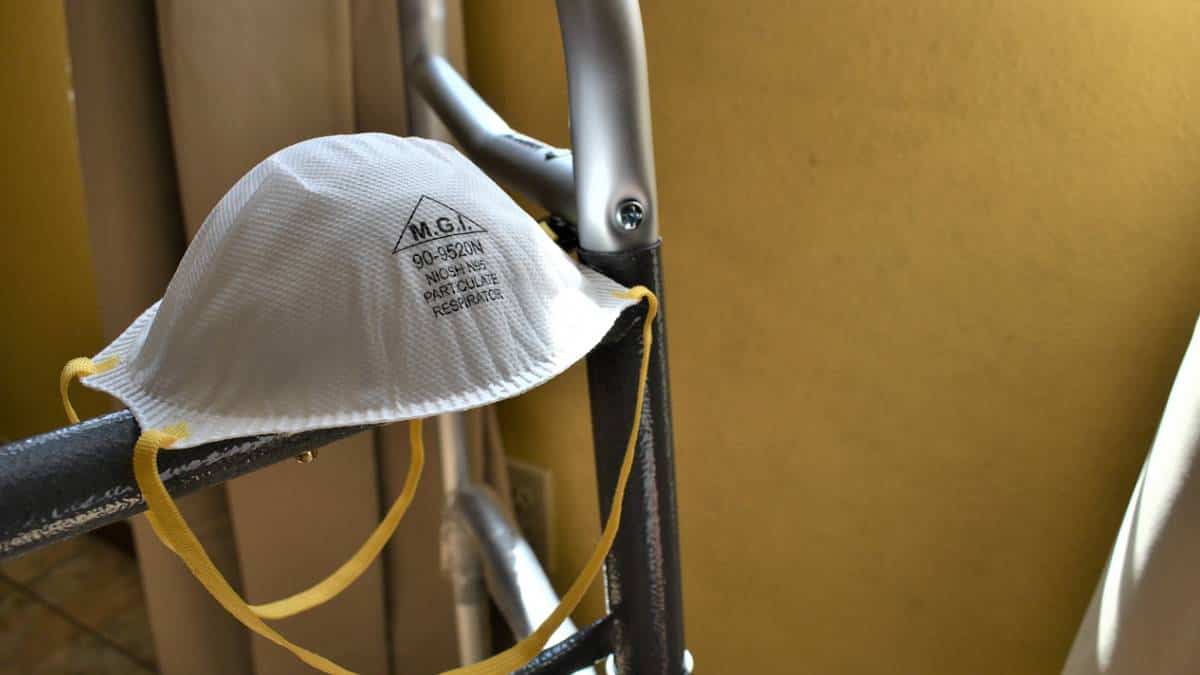 Mujer de 90 años infectada con dos variantes de covid-19