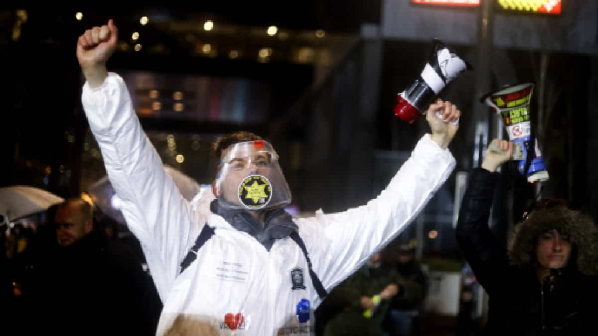 Manifestantes antivacunas en los hospitales de Canadá podrían recibir penas de prisión