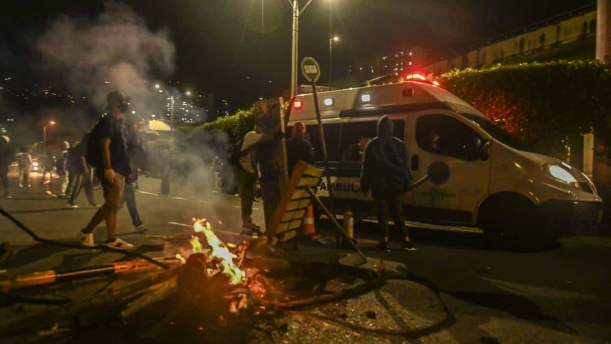 Foto: AFP (Joaquín Sarmiento) OPS pidió parar agresiones contra el personal médico durante protestas en Colombia