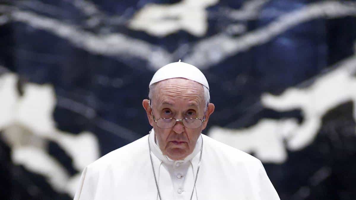 Operan al papa Francisco de una inflamación de colon