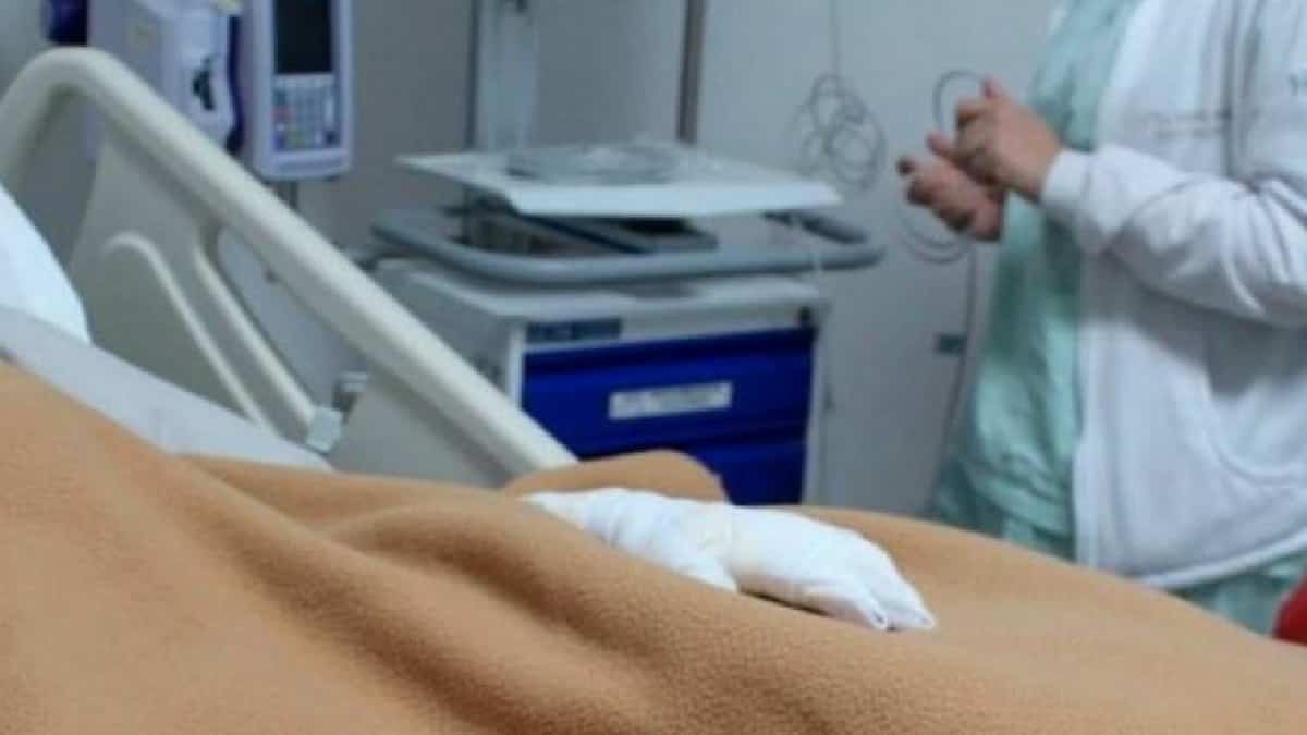 Mujer de 16 años en UCI tras ser quemada por el novio de su amiga