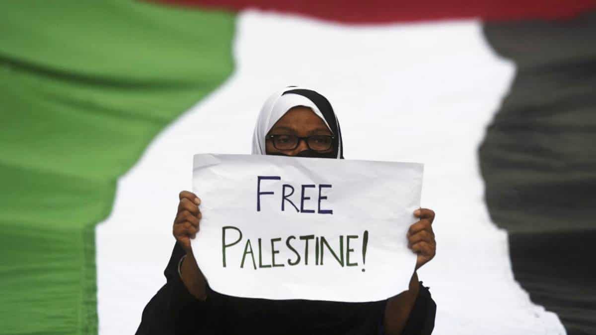 Mujer pide el cese de ataques de Israel a Palestina.