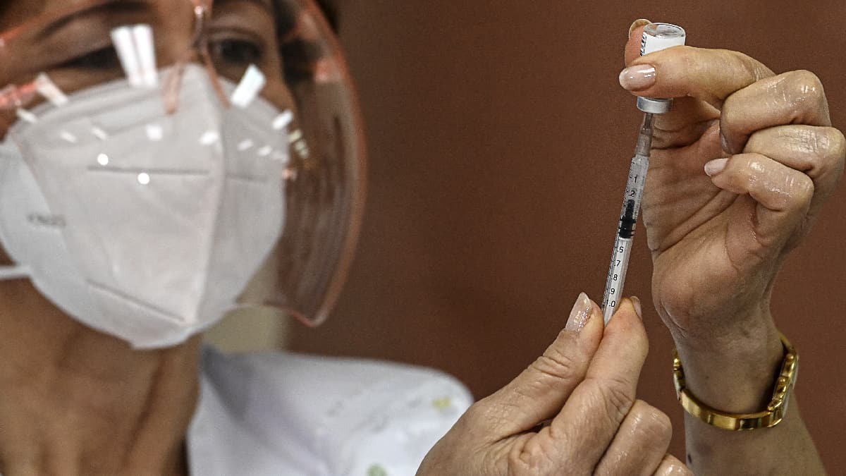 Despiden a funcionario por escándalo de vacunación