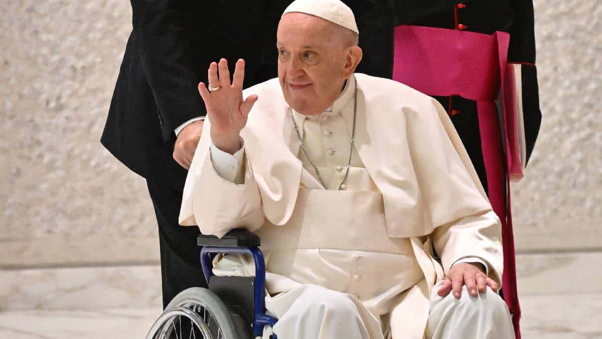 Papa Francisco está en silla de ruedas