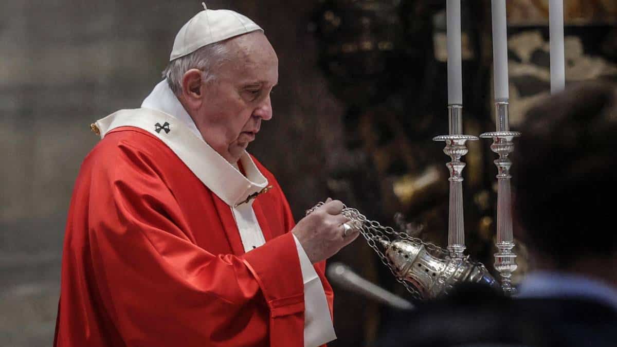 El papa Francisco celebró una misa con un cardenal al que había destituido