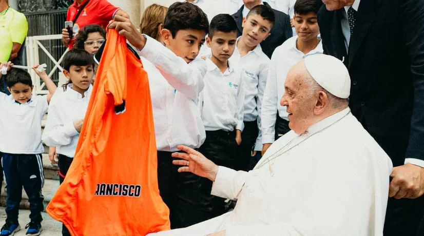 Papa Francisco recibe camiseta de Envigado en Vaticano
