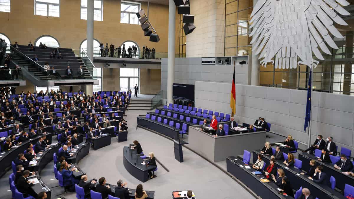 Nuevo parlamento de Alemania celebra su primera sesión
