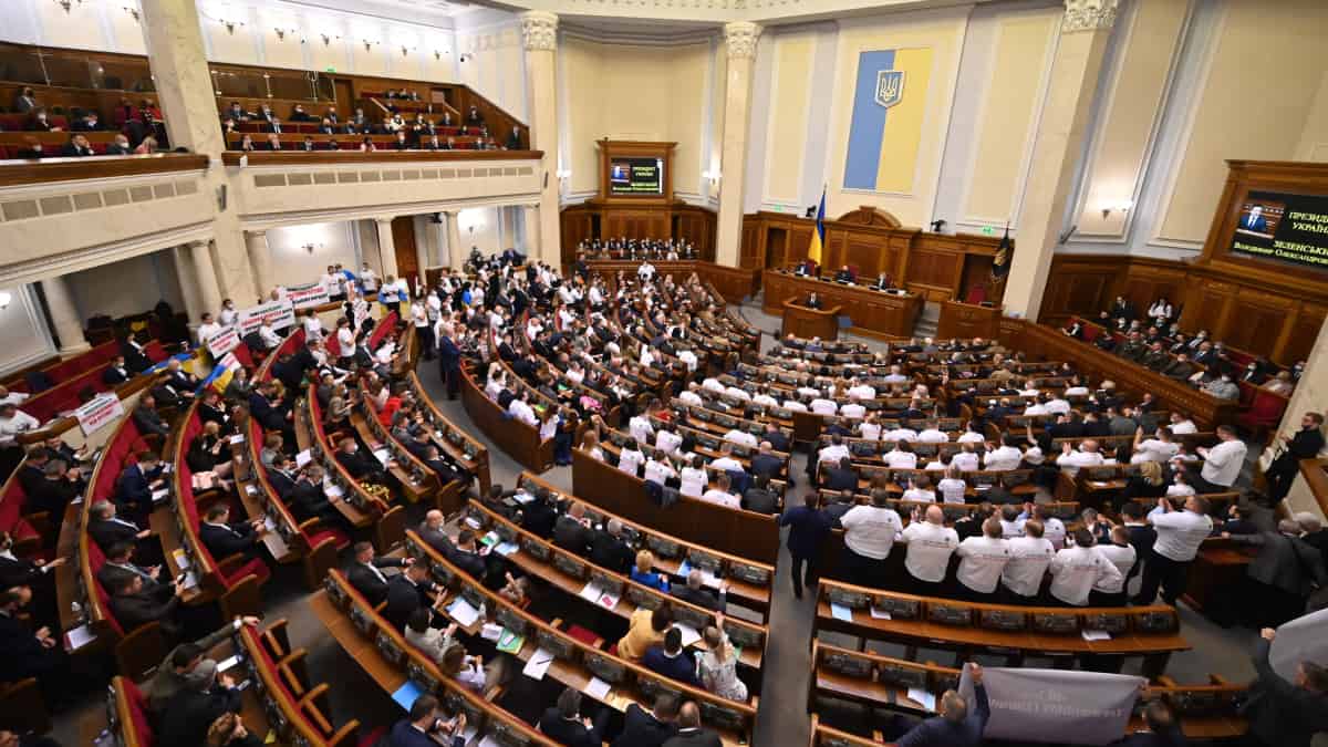 Ucrania aprueba estado de emergencia nacional ante invasión de Rusia