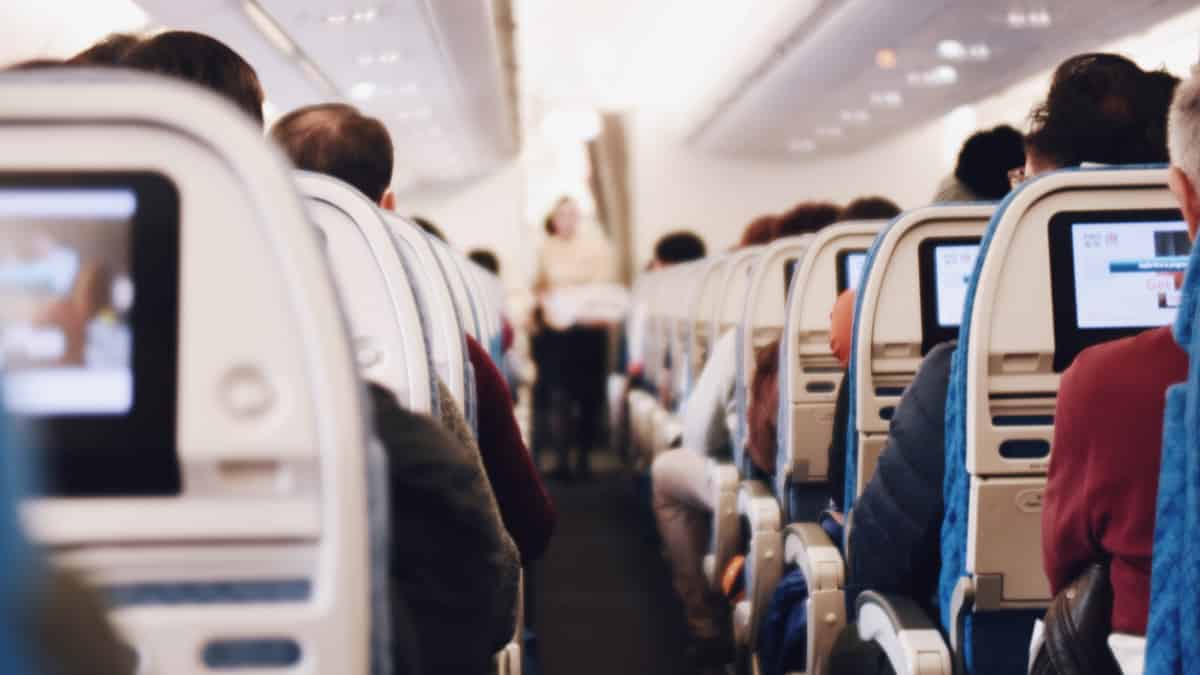 Turquía multará a pasajeros que se levanten antes de tiempo en el avión Pasajeros avión tapabocas