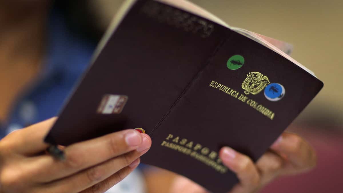 Pasaporte colombiano - Foto Archivo Noticias RCN Cancillería suspende renovación de pasaporte para menores de edad