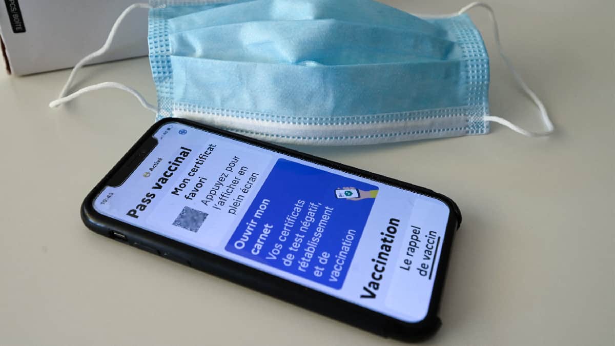 Francia pondría fin a carné de vacunación para entrar a lugares