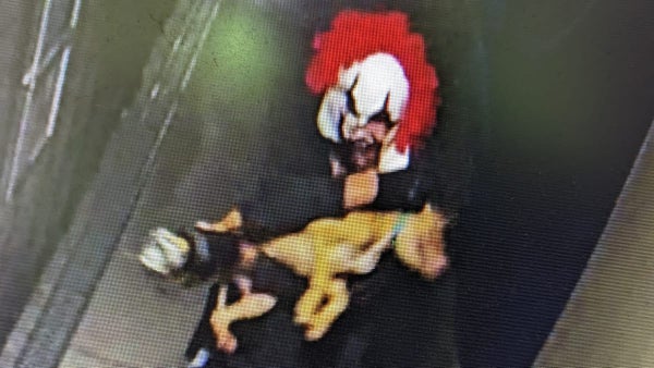 Ladrón con 'diabólica' máscara de payaso protagonizó robo de película Ladrón con 'diabólica' máscara de payaso protagonizó robo de película