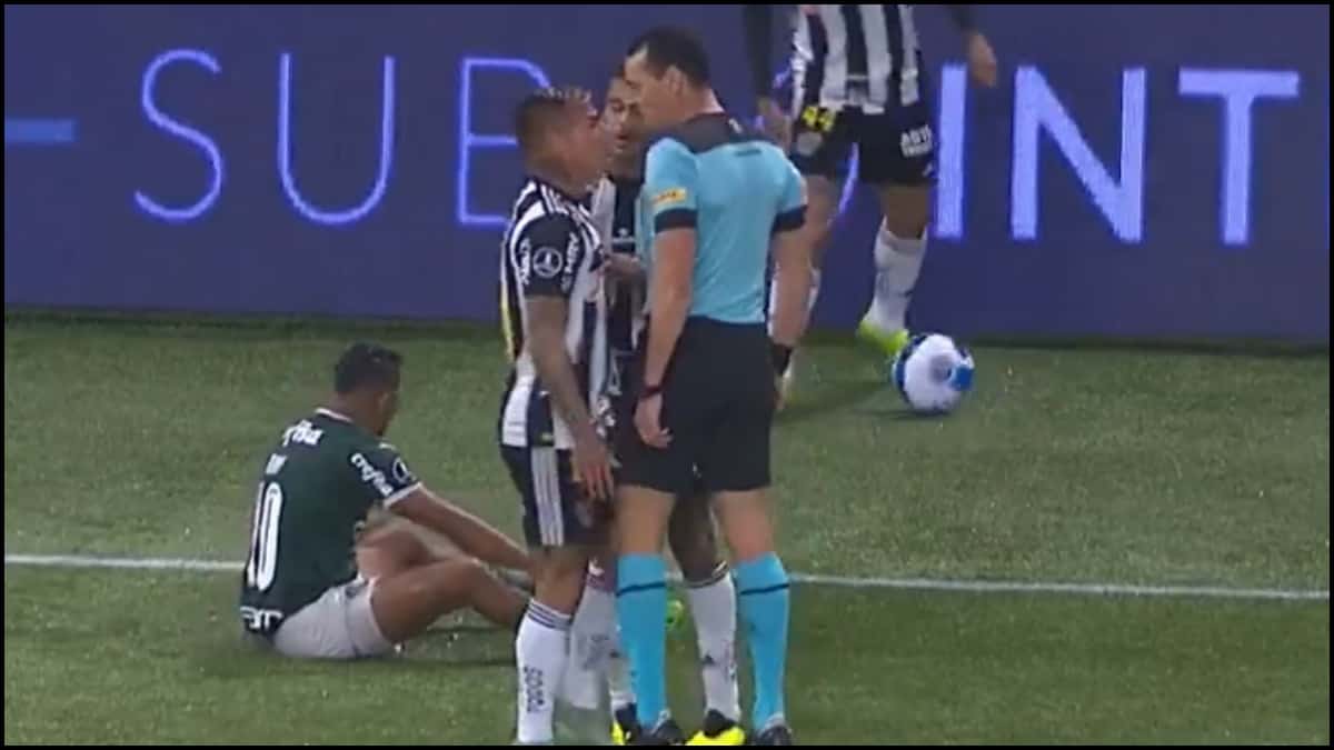 Pelea de Roldán y Vargas en la Libertadores