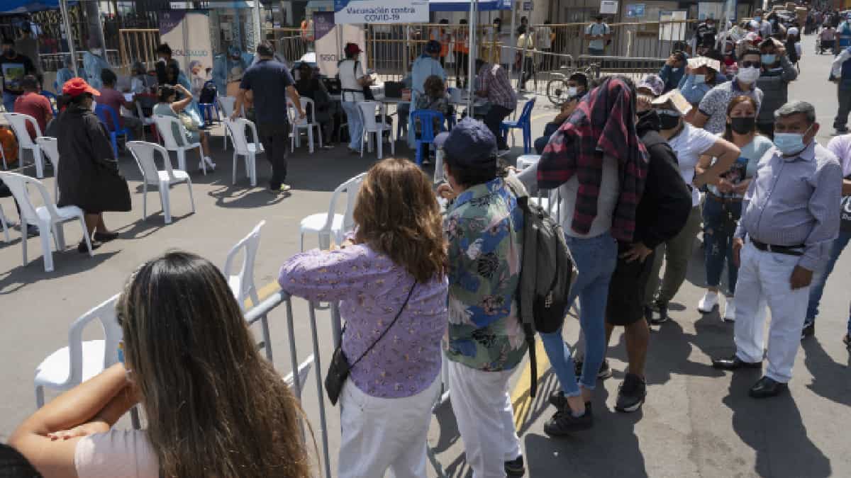 Perú busca frenar tercera ola de pandemia con vacunas y pruebas covid