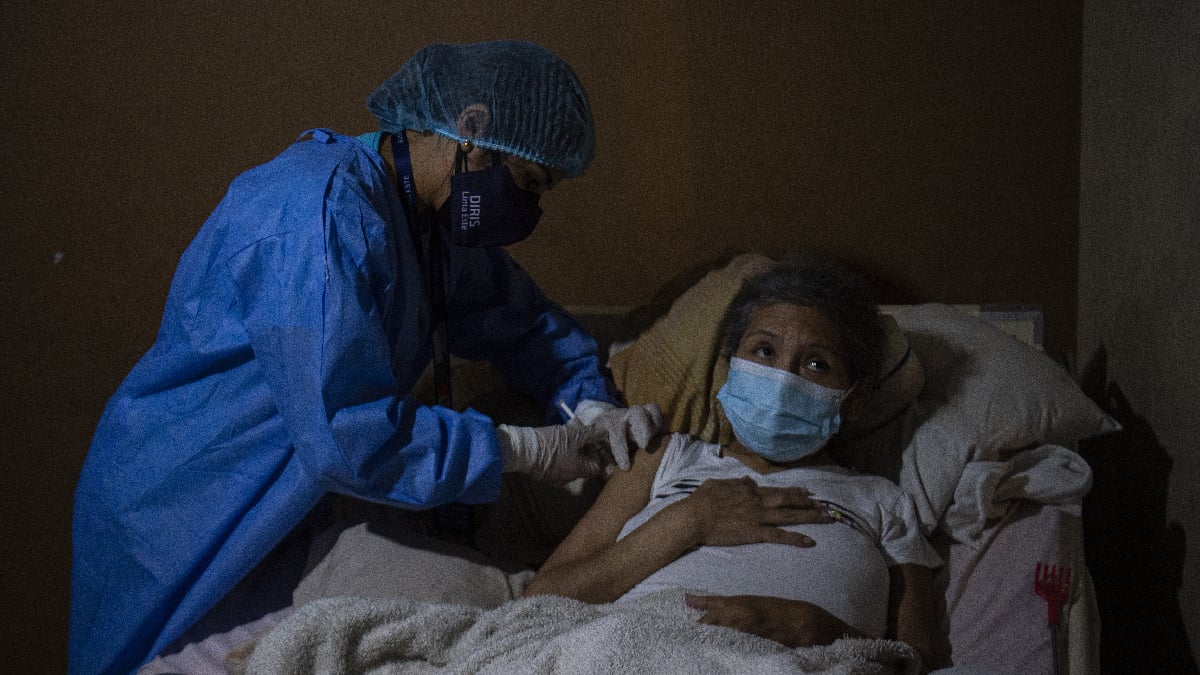 Perú apuesta por la vacunación nocturna para frenar la pandemia