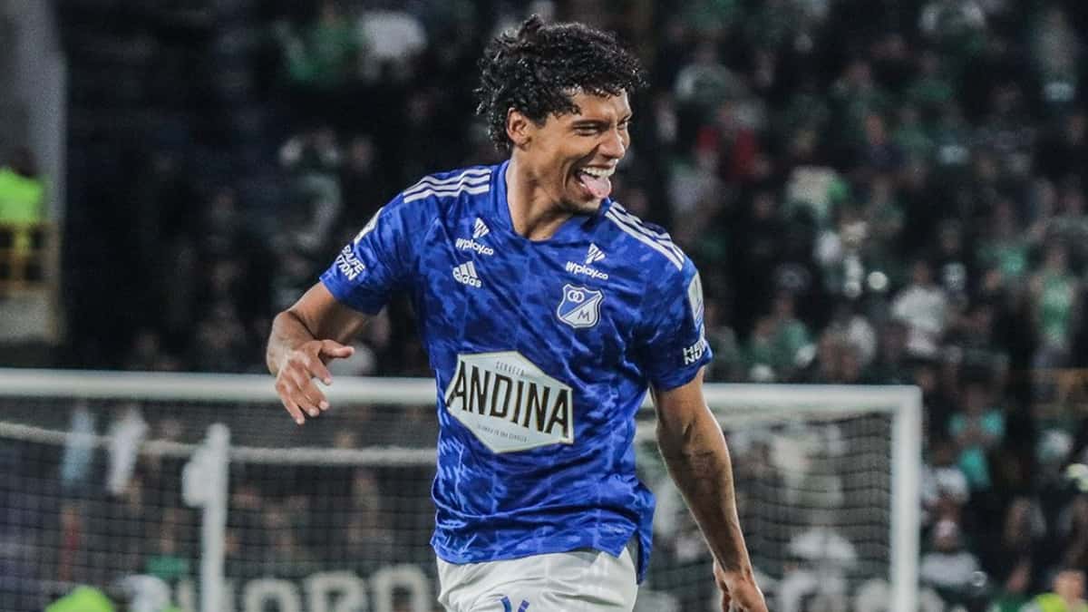 Juan Carlos Pereira salió aplaudido por la hinchada de Millonarios, tras anotar tres goles.