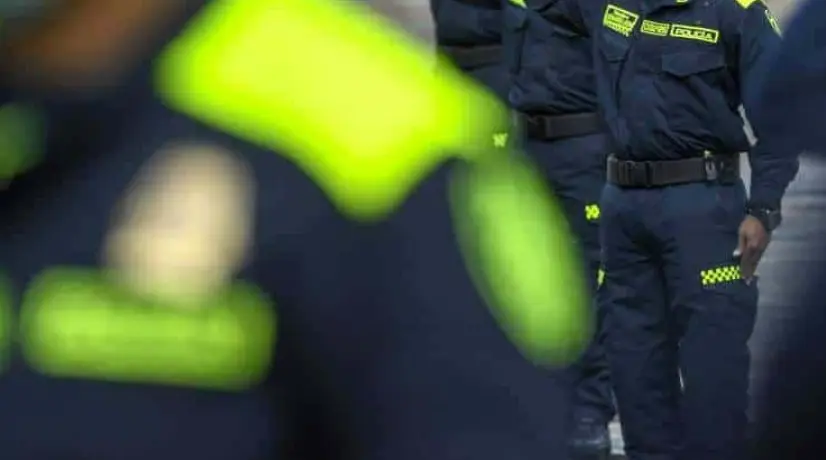 Policía retira a oficial encargado de redes sociales por “indiferencia” con denuncia de periodista víctima de acoso.