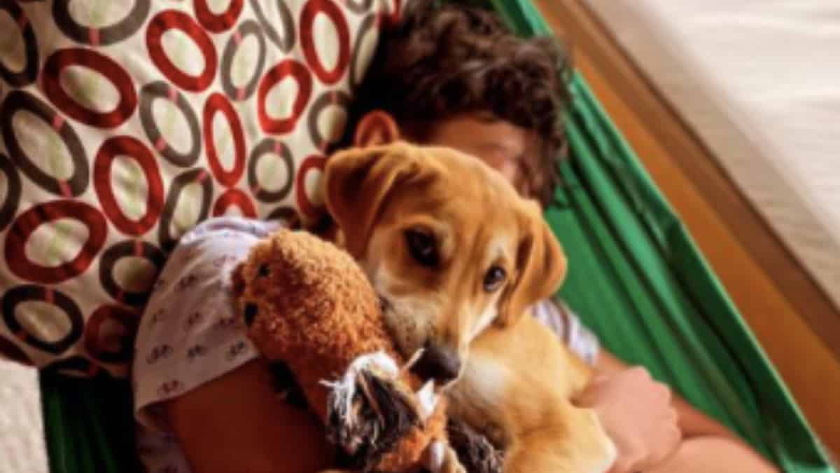 Hermano Egan Bernal con Yako, el perro de la familia.