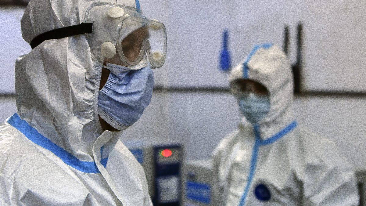 Un grupo de trabajadores sanitarios ruso es acusado de vender certificados de vacunación anticovid-19 falsos