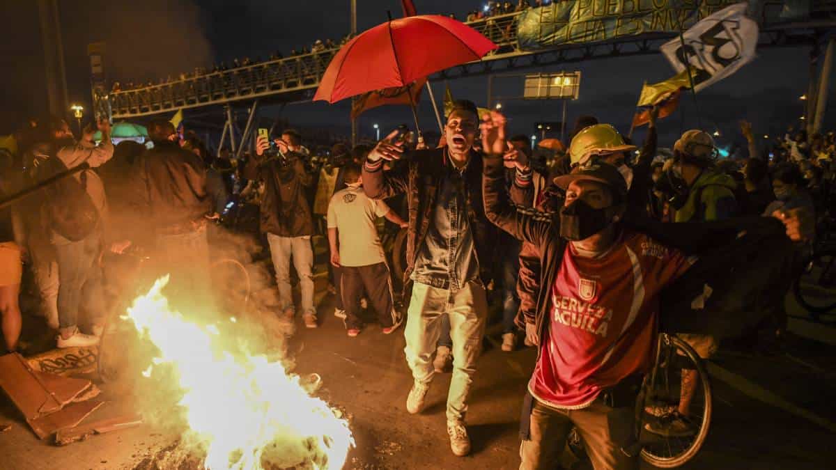 Foto: AFP (Juan Barreto) Al menos 1.000 heridos y cinco muertos dejan las protestas en Bogotá: Personería