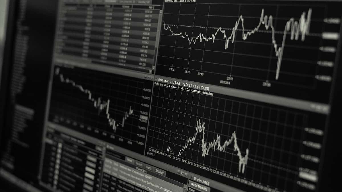 Petróleo termina a la baja tras sorpresiva alza de reservas de crudo en EE.UU.