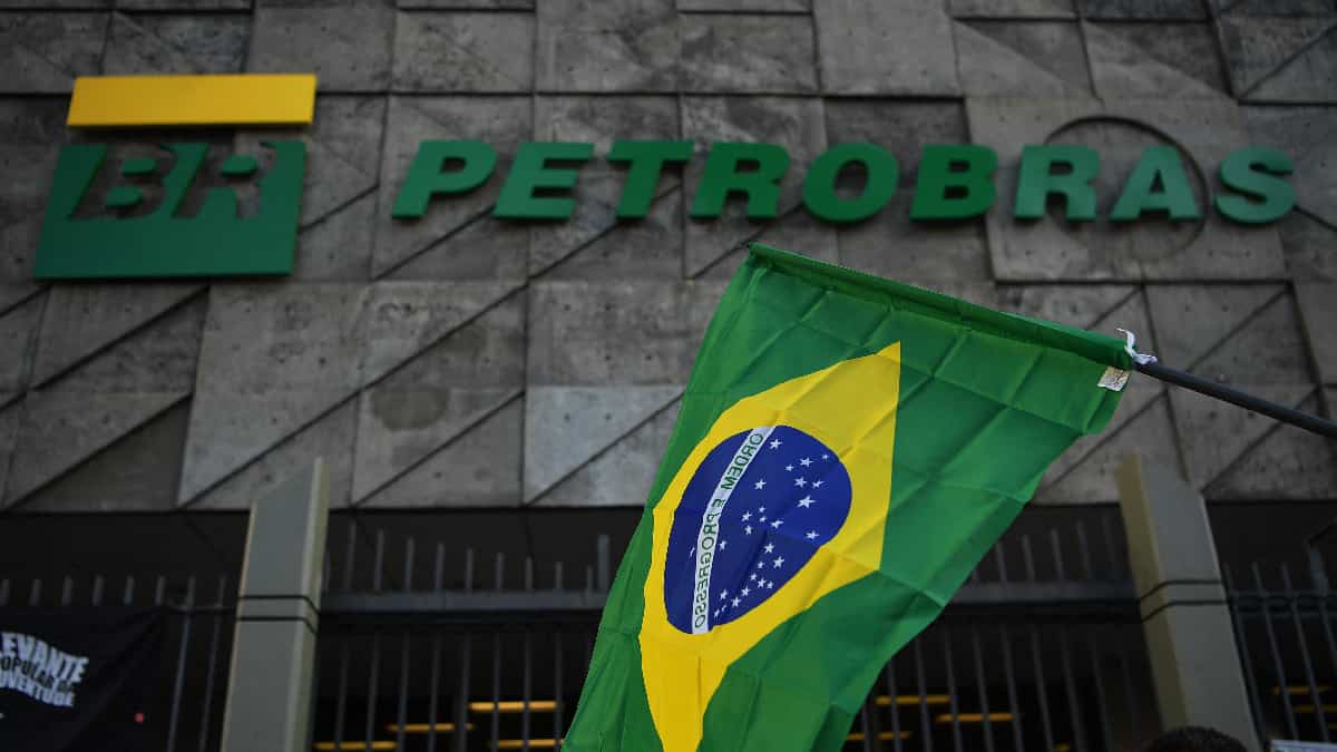 Petrobras aumenta precio del diésel en Brasil pese a reticencia de Bolsonaro