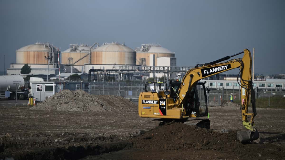 El petróleo en ligero aumento por tensiones entre oferta y demanda