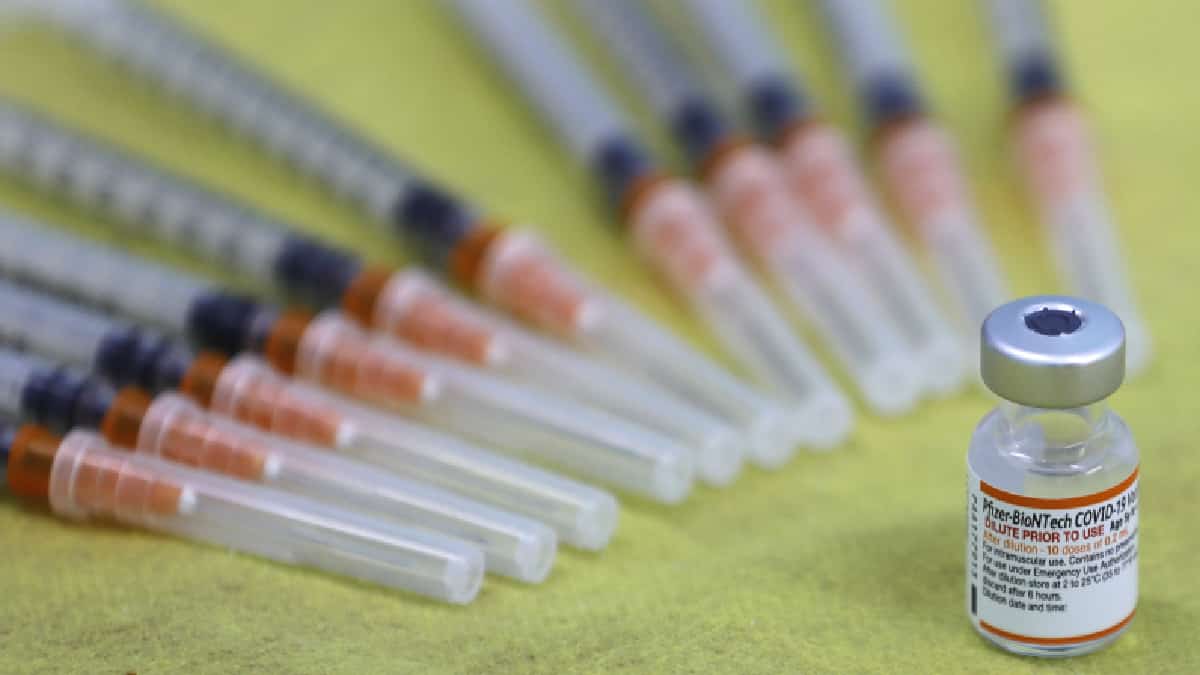 La vacuna de Pfizer protege el 70% de casos graves de ómicron, según estudio