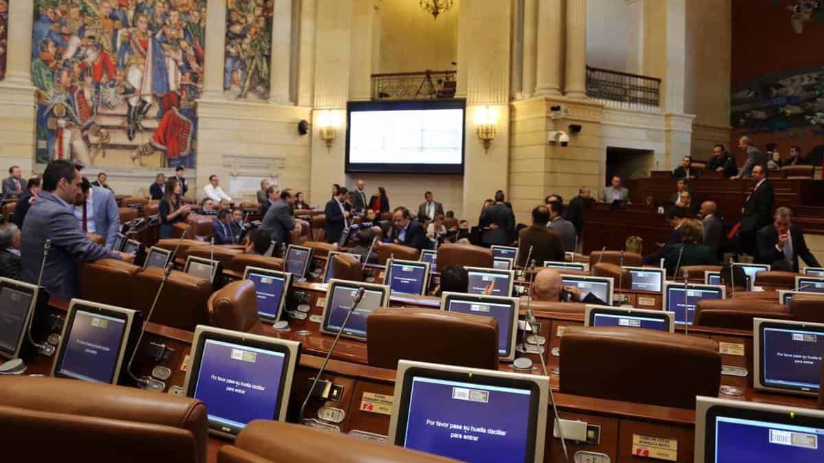 Piden a Universidad Externado investigar si congresistas cometieron plagio