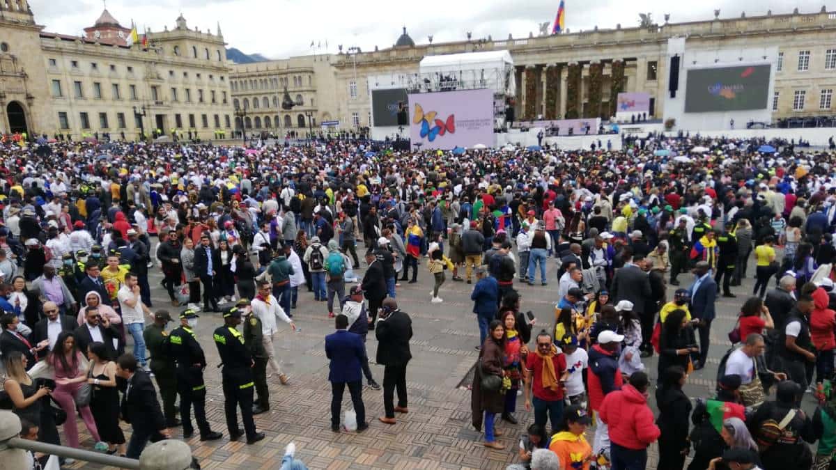 Cientos de personas siguen llegando a la Plaza de Bolívar para presenciar el acto de posesión presidencial de Gustavo Petro.