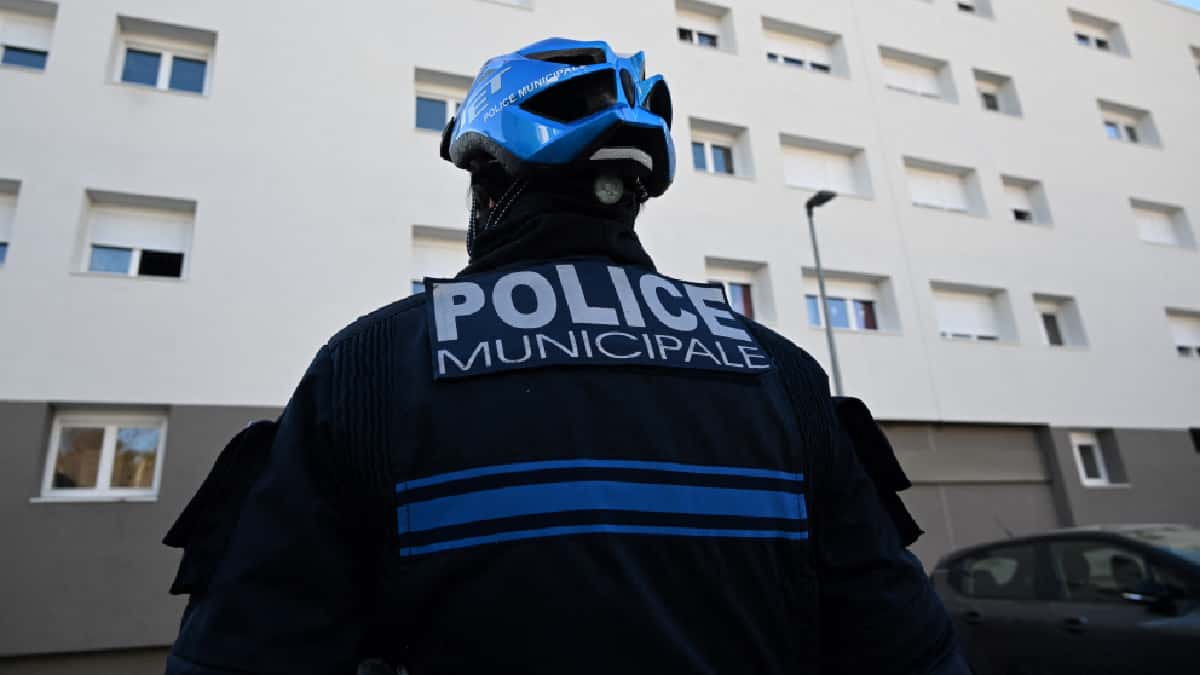 Se presentó ante la policía con una cabeza y un órgano en una bolsa