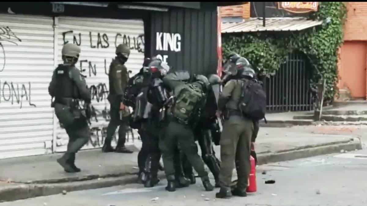 Al menos 14 policías heridos dejan disturbios del 20 de julio en Cali