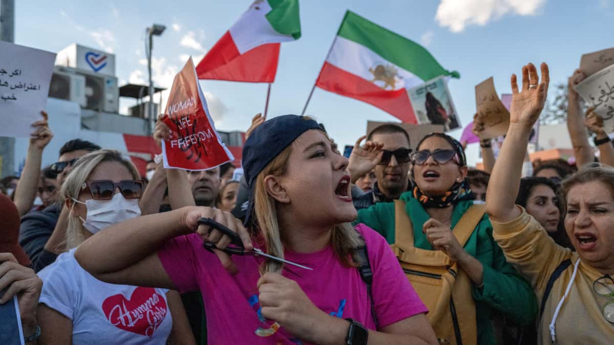 Por qué mujeres en Irán cortan su cabello en protestas