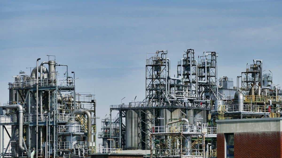 Petróleo sube por riesgos geopolíticos y escasez de suministros