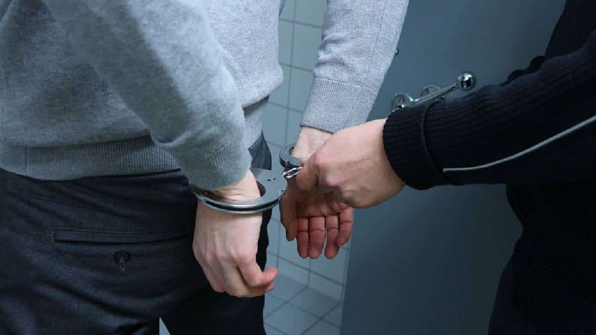 Cárcel para hombre que mató con machete a una persona mientras dormía