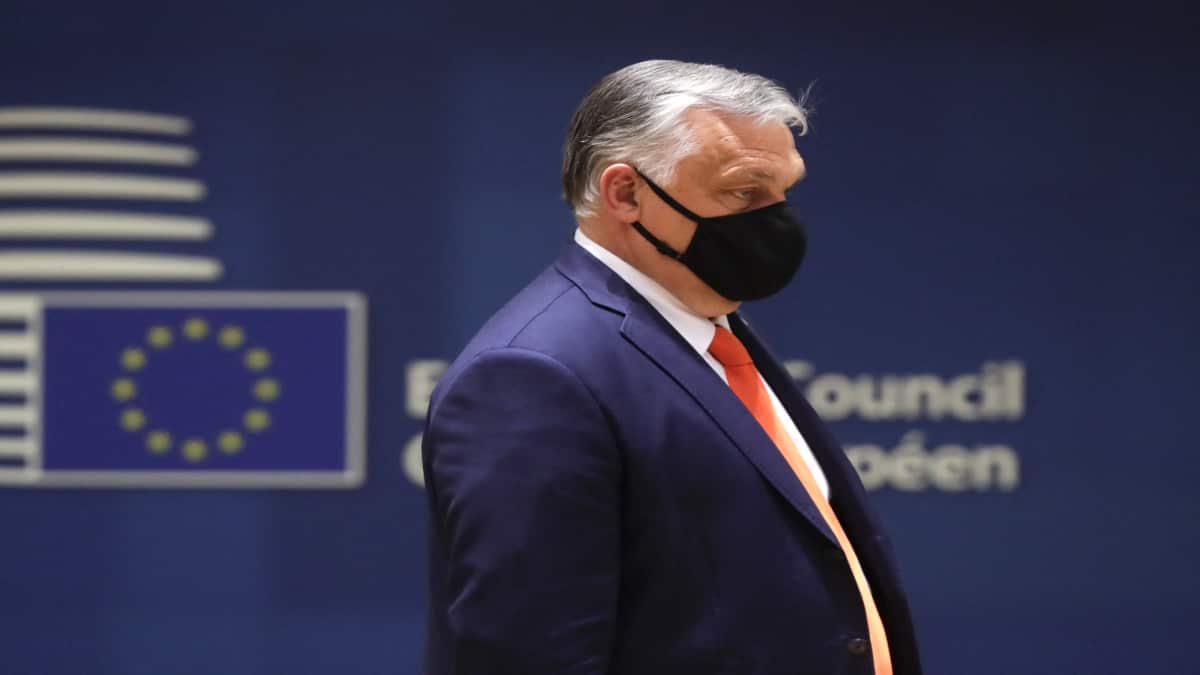 Primer ministro húngaro defiende polémica ley homosexual, pero afirma estar a favor de la comunidad.