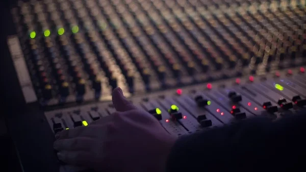 Desde Karol G hasta Ricky Martin: la historia de un productor que vibra con la música Desde Karol G hasta Ricky Martin: la historia de un productor que vibra con la música