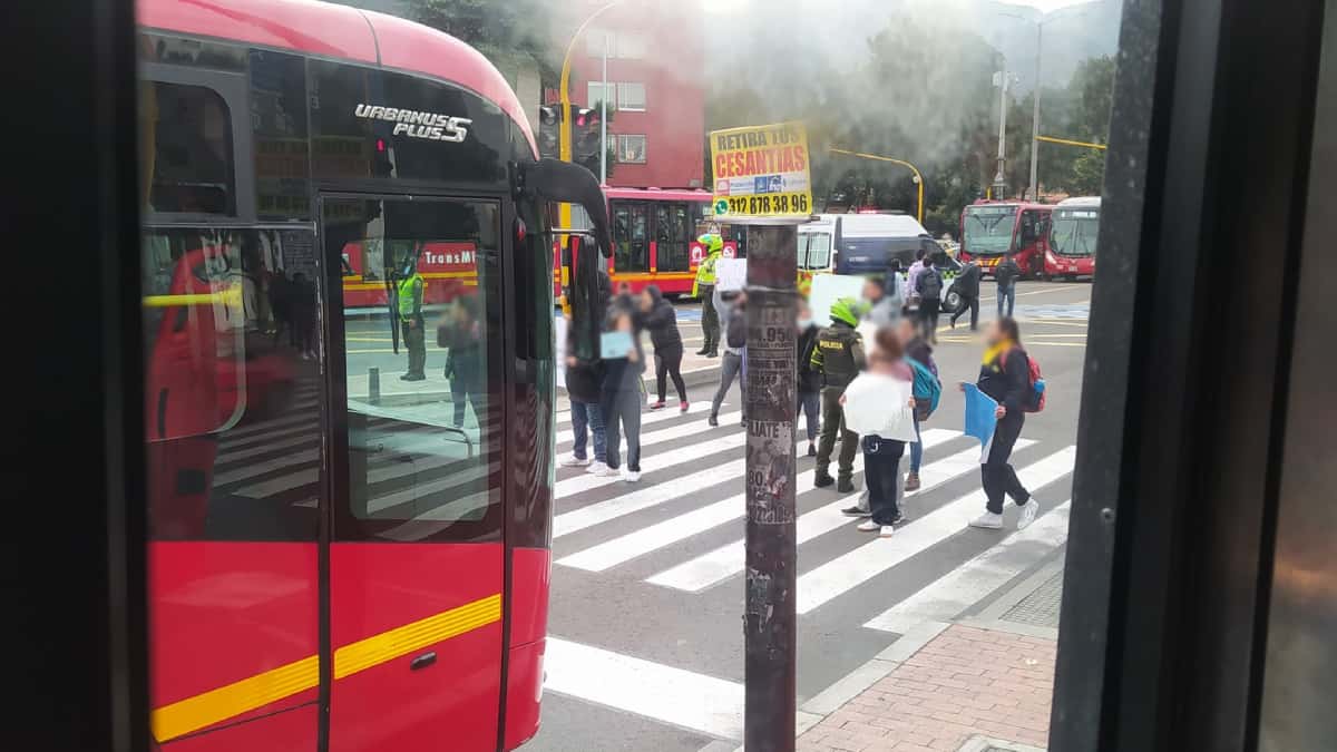 Estudiantes protestan sobre la calle 80, en Bogotá