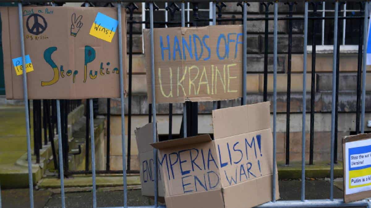 Personas en Rusia son detenidas por oponerse a invasión en Ucrania