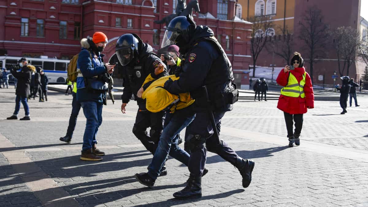 Más de 800 personas detenidas por protestar contra invasión a Ucrania