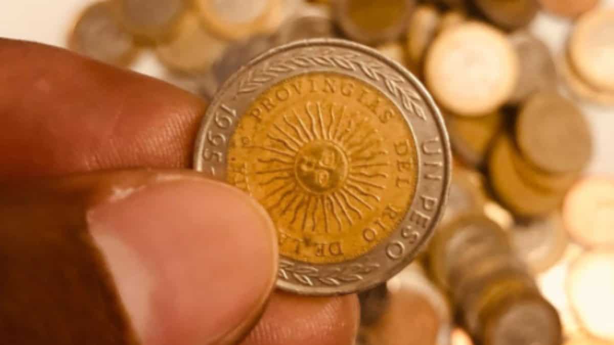 Moneda de un peso argentino con error ortográfico