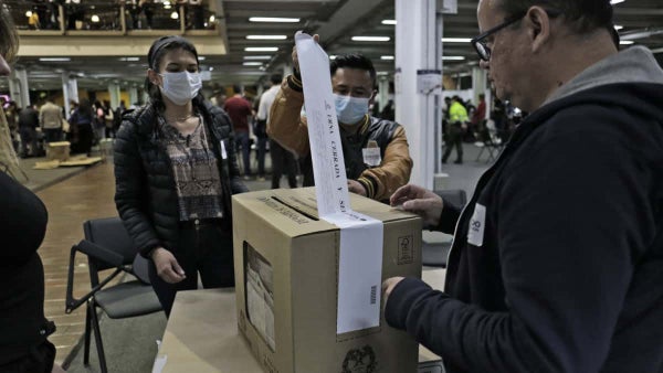 Crece controversia por trino de Petro que pone en duda la transparencia del sistema electoral