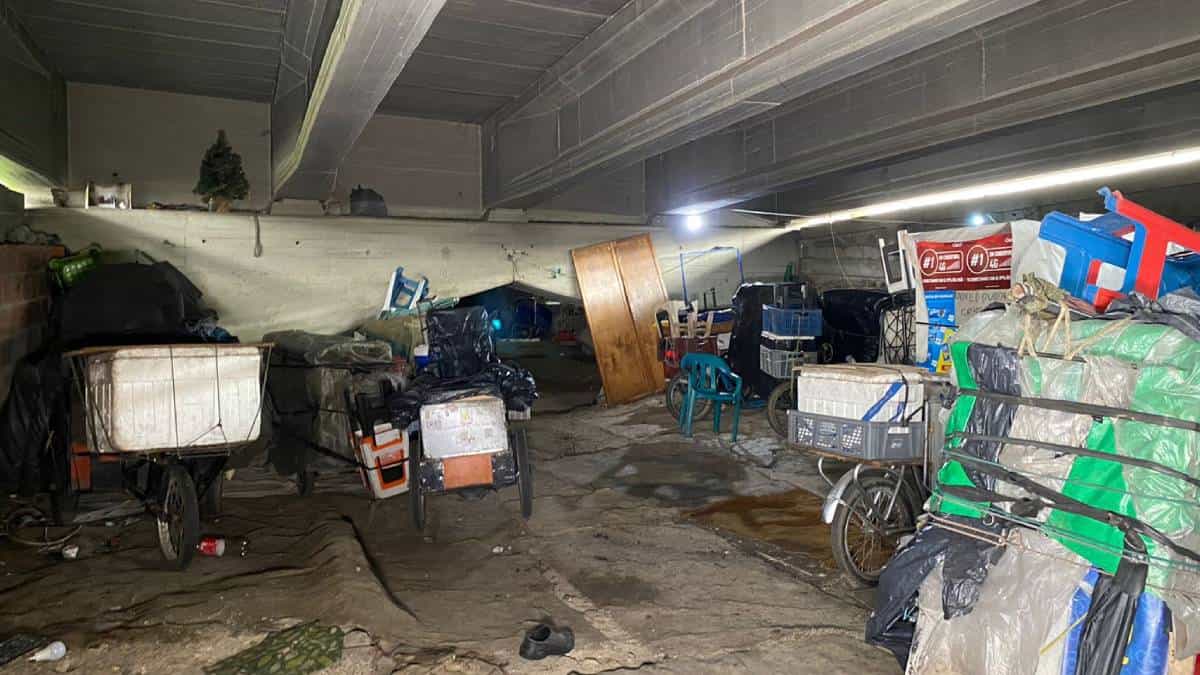 Parqueadero ilegal en puente de Bogotá