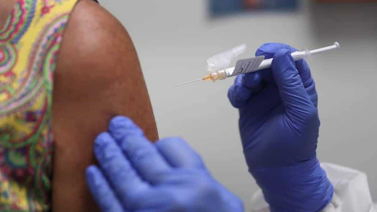 Vacunación contra covid-19 y toma de pruebas continúa en Bogotá