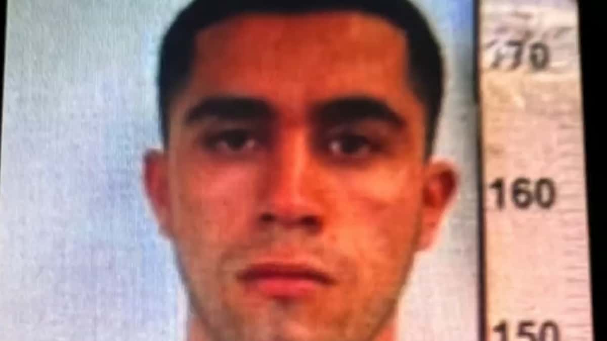 Quién es el hombre custodiado por el policía asesinado