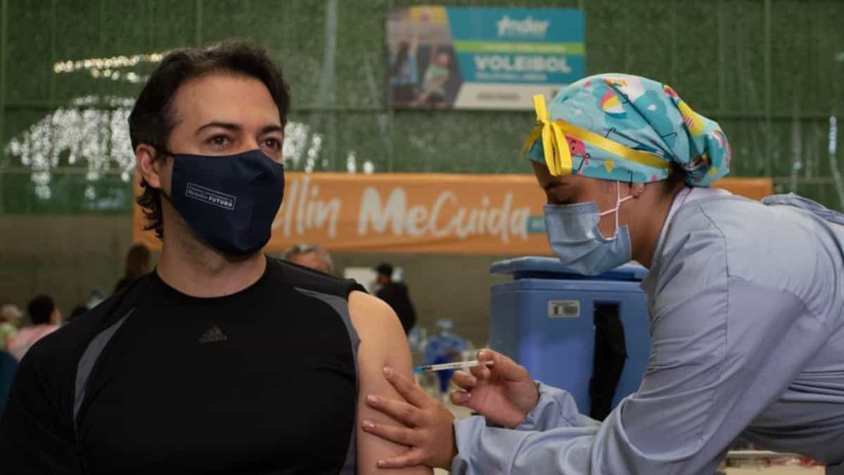 Daniel Quintero, alcalde de Medellín recibe la vacuna anticovid